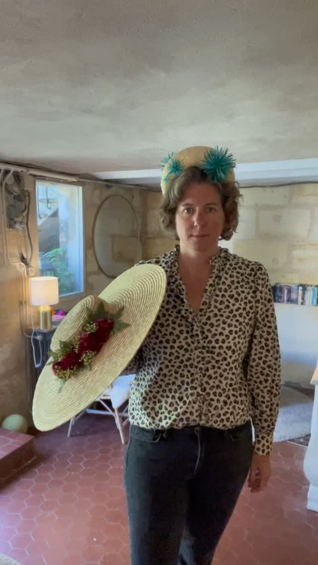 Présentation de deux commandes de chapeaux de mariage.
Je suis Cyriane de Trogoff , modiste à Bordeaux: je fabrique des chapeaux sur-mesure dans mon atelier au 3, avenue de Mirmont sur rendez-vous. Vous pouvez prendre rendez-vous en li