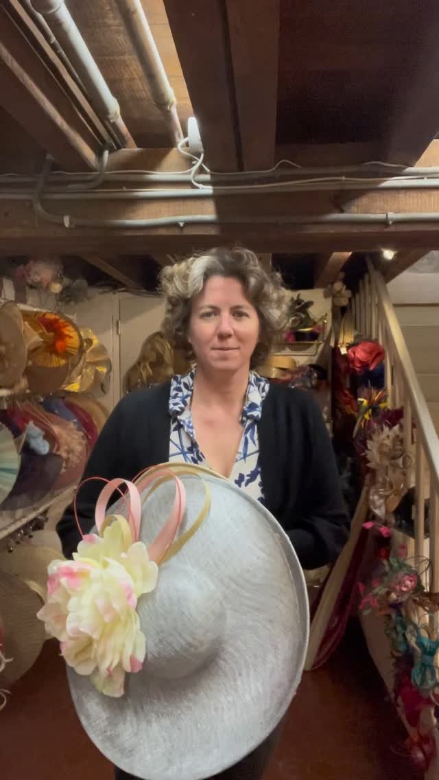 C’est mercredi c’est ravioli…
Je vous laisse le son en arrière plan pour que vous voyiez l’ambiance des mercredis !!
#chapeau #capeline #modiste #chapeauxcyrianedetrogoff #mariage #ceremonie #fleurs #fashion