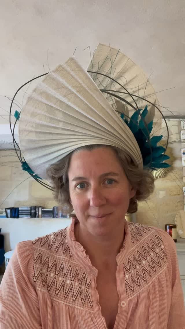 Un chapeau vert sarcelle et Lurex argent
#lurex
#argent
#teal
#vertsarcelle
#ceremonie
#mariage
#mariagehautdegamme
#chapeauxcyrianedetrogoff
#mariagedereve