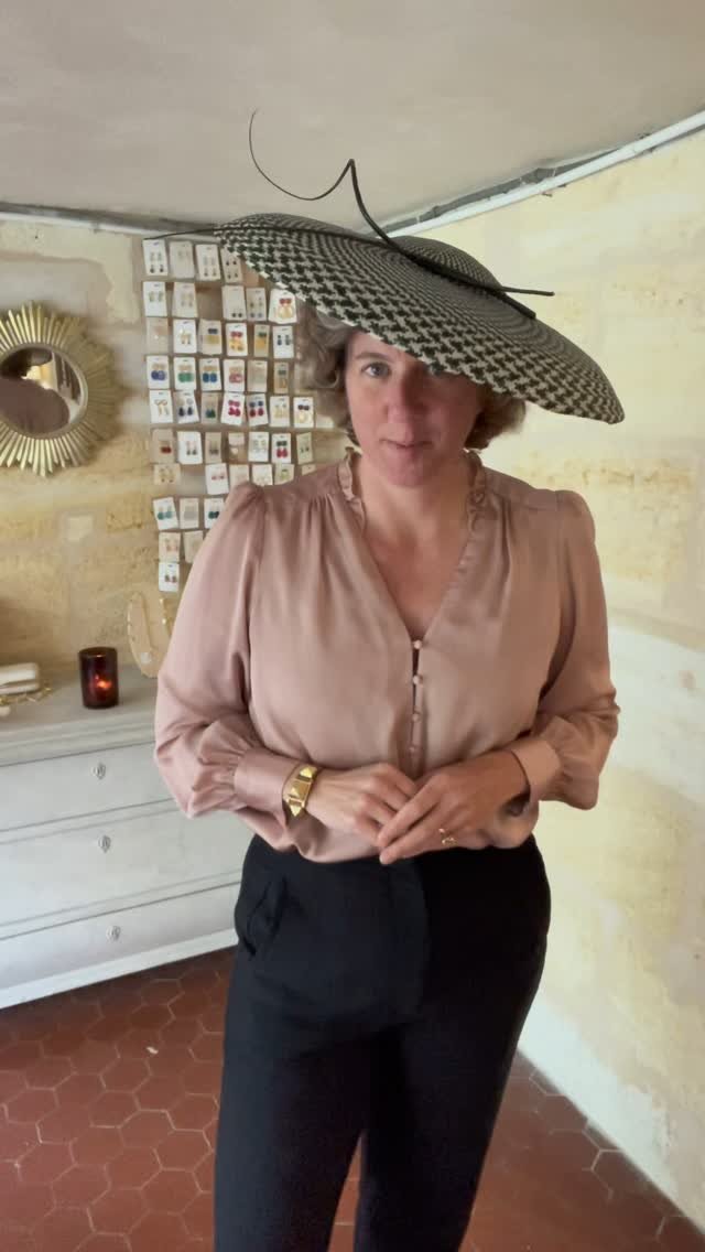 Un chapeau graphique noir et paille… avec une surprise à l’intérieur 🤭
#chapeau
#capeline
#mariage
#graphique
#doré
#chapeauxcyrianedetrogoff