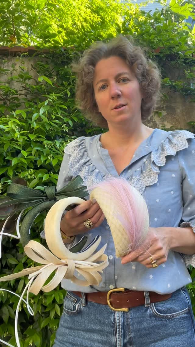 De la voilette mais portée différemment !
#bibi #serretête #chapeau #fascinator #chapeauxcyrianedetrogoff #modiste #modista #milliner #surmesure #artisanatfrancais #artisanat