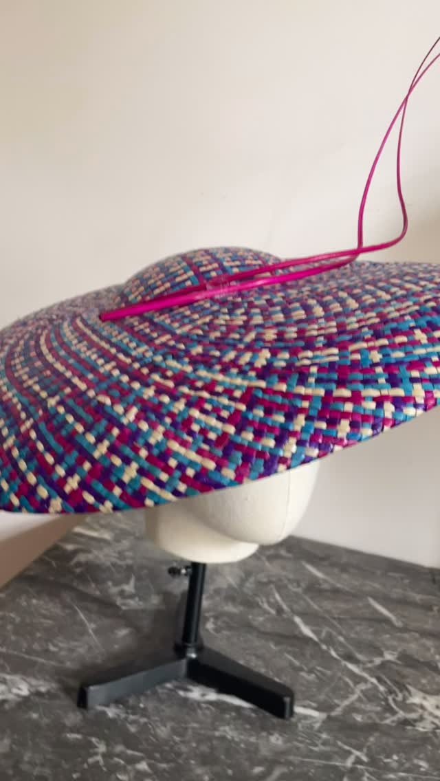 Fin d’année chargée en chapeaux…🙃#chapeau #capeline #modiste #mariage #capeline #ceremonie #turban #bibi #fascinator #milliner #chapeauxcyrianedetrogoff