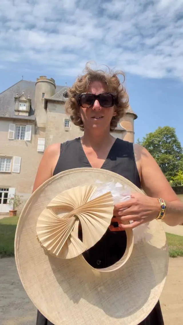 Le chapeau Charlotte en naturel , très sobre et très chic!
#chapeau #chapeauxcyrianedetrogoff #mariage #capeline #modiste #ceremonie #surmesure #surmesure