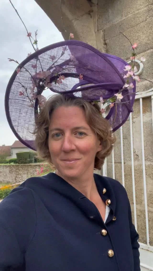 Création du soir- bonsoir …
Qu’en pensez-vous ?
Avec modération car je suis succeptible 🤣
#chapeau #creation #modiste #milliner #chapeauxcyrianedetrogoff #mariage #capeline #fascinator