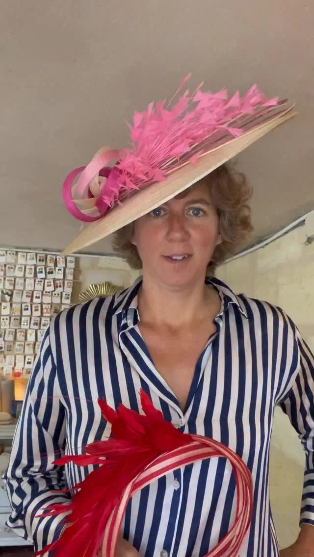 Une capeline renouvelée et un turban rayé pour les mariages de septembre
#chapeau #mariage #modiste #capeline #ceremonie #turban #chapeauxcyrianedetrogoff