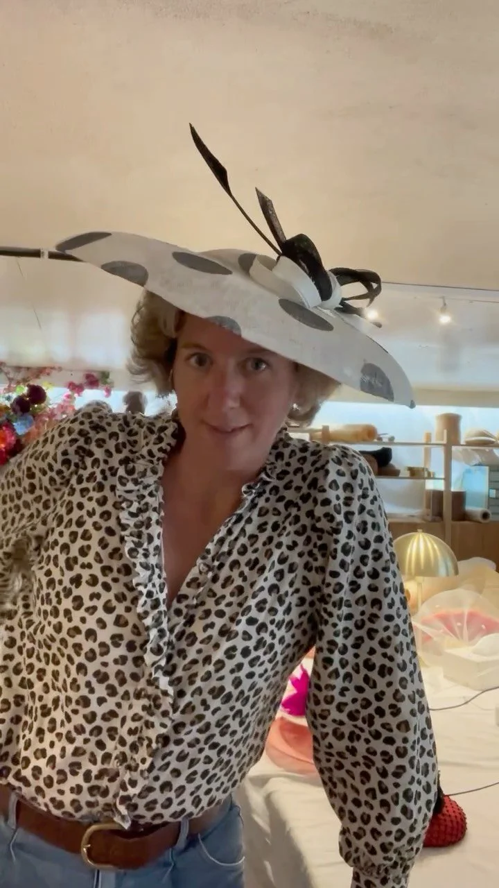 Dernière chance de shopper des capelines en sisal au @lebonmarcherivegauche chez @lecoiffeursebastienbesnier avant changement de saison ! La collection hiver arrive vers le 21 septembre dans le salon de coiffure de Sébastien Besnier au
