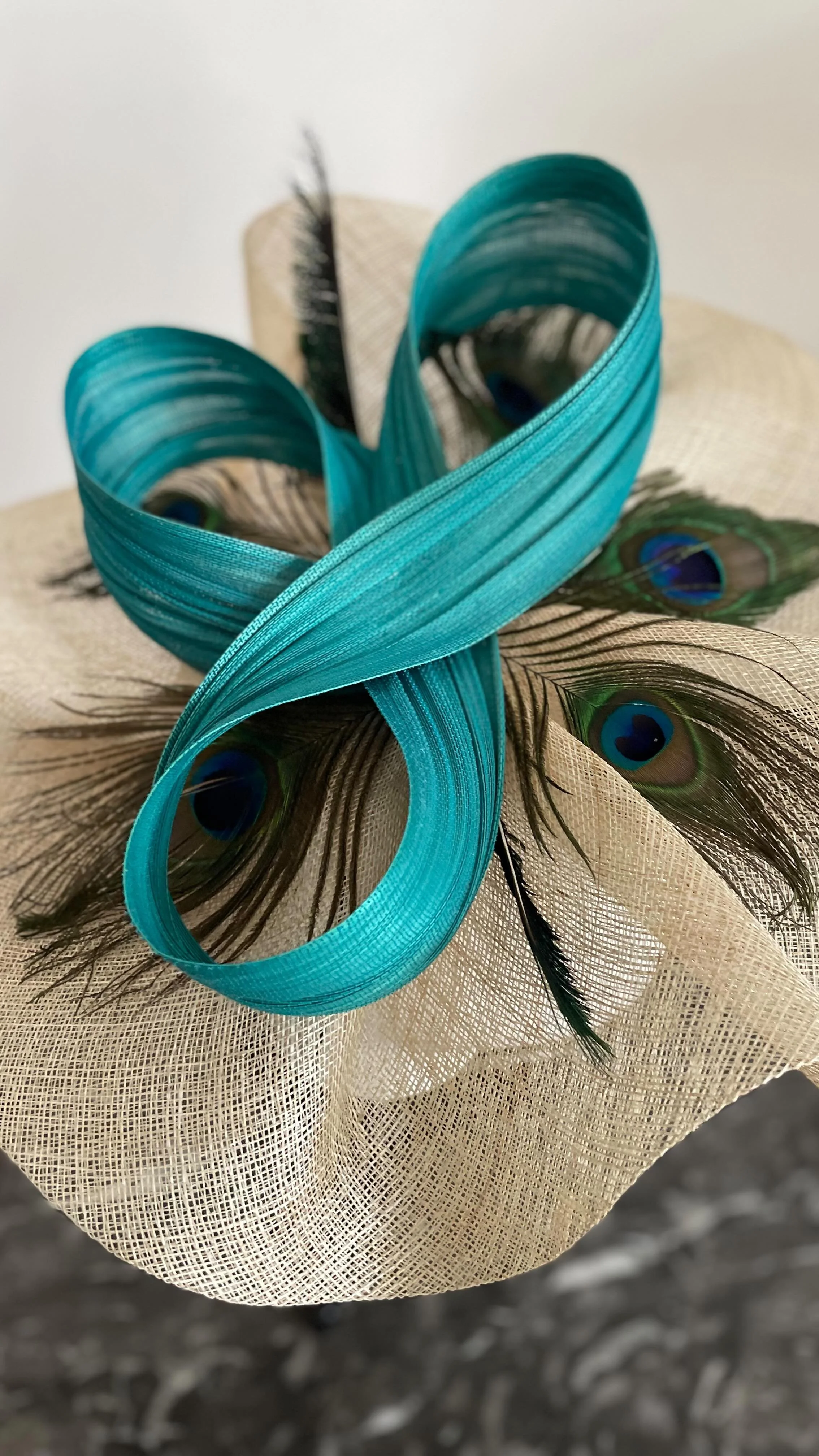 Le modèle Odile est en réassort sur mon site http://Cyriane2t.com
#chapeau #modiste #mariage #chapeauxcyrianedetrogoff #plumesdepaon