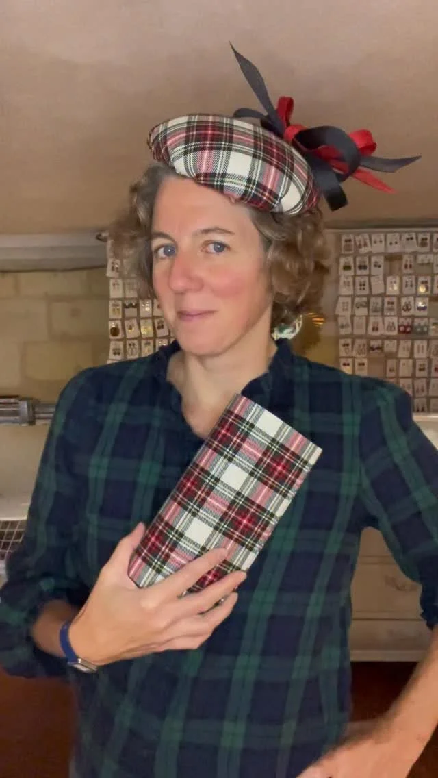 Des sacs assortis aux chapeaux de mariage… @sittellepochettes
Les chapeaux et les tarifs sont disponibles sur mon site http://Cyriane2t.com
Et bises à ma cousine 😘
#chapeauxcyrianedetrogoff #chapeau #toque #tartan #leopard #sac #poche