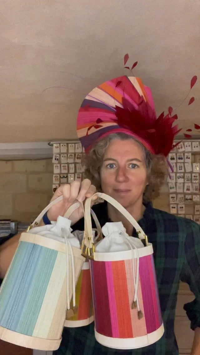 Une nouveauté en chapeau de cérémonie sur mon site aujourd’hui : le turban Laure à rayures bayadère
Chapeaux de mariage sur mesure http://cyriane2t.com
#chapeauxcyrianedetrogoff #chapeau #mariage #modiste #