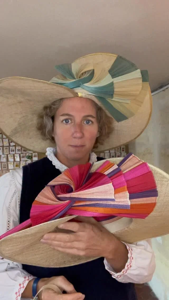Une jolie commande d’une capeline avec un buntal bayadère.
#sacamain #capeline #chapeaux #chapeauxcyrianedetrogoff #mariage #modiste #surmesure #ceremonie