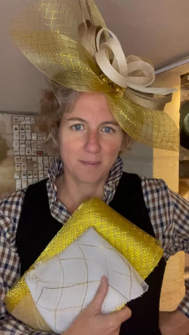 Aurais-je oublié de vous déclarer mon amour pour l’or? Le doré pardon…
#chapeau #doré #lurex #bronze #or #capeline #crin #rachis #paillettes #chapeauxcyrianedetrogoff