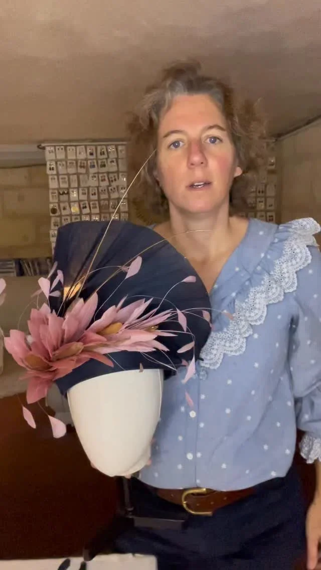 Nous allons tout doucement vers l’hiver, voici quelques chapeaux de demi-saison…
#chapeau #mariage #chapeauxcyrianedetrogoff #turban #serretete #drapé #plumes #bouclesdoreilles