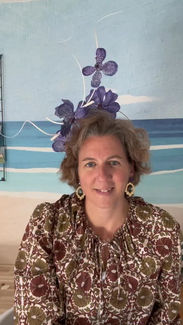 Aujourd’hui je vous présente un chapeau que j’avais en tête depuis longtemps…
Je suis Cyriane de Trogoff modiste depuis 20 ans, spécialisée dans les chapeaux de cérémonie. Je fabrique sur me