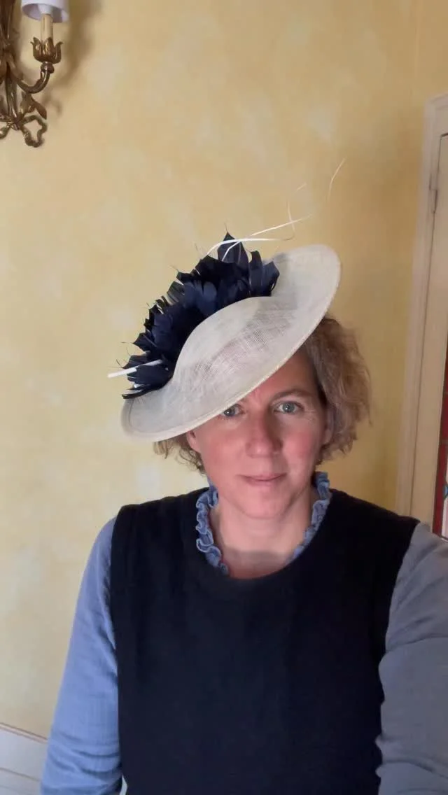 Pour les mariages d’automne voici trois chapeaux chics…❤️
#chapeau #modiste #automne #bibi #voilette #rachis #plumes #chapeauxcyrianedetrogoff