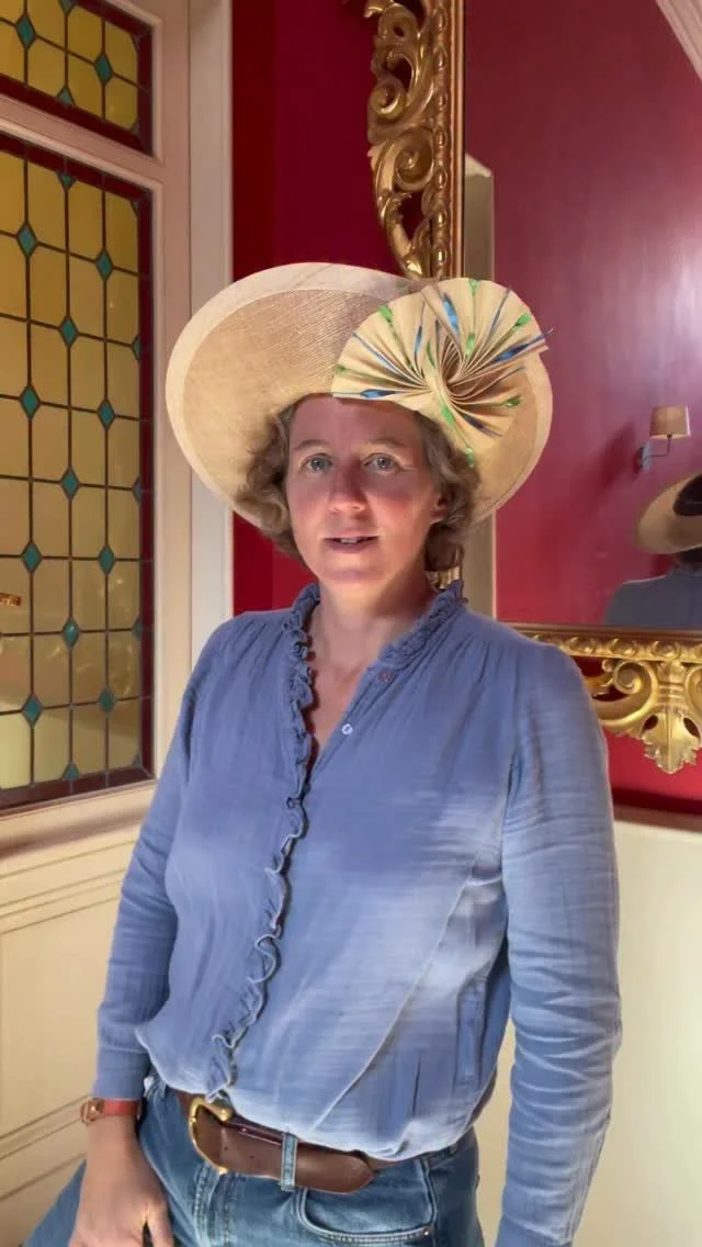 Un de mes modèles favoris de retour en ligne et à l’atelier pour du sur mesure évidemment ! Amenez votre tenue et nous travaillerons ensemble à créer le chapeau parfait pour le mariage où vous êt