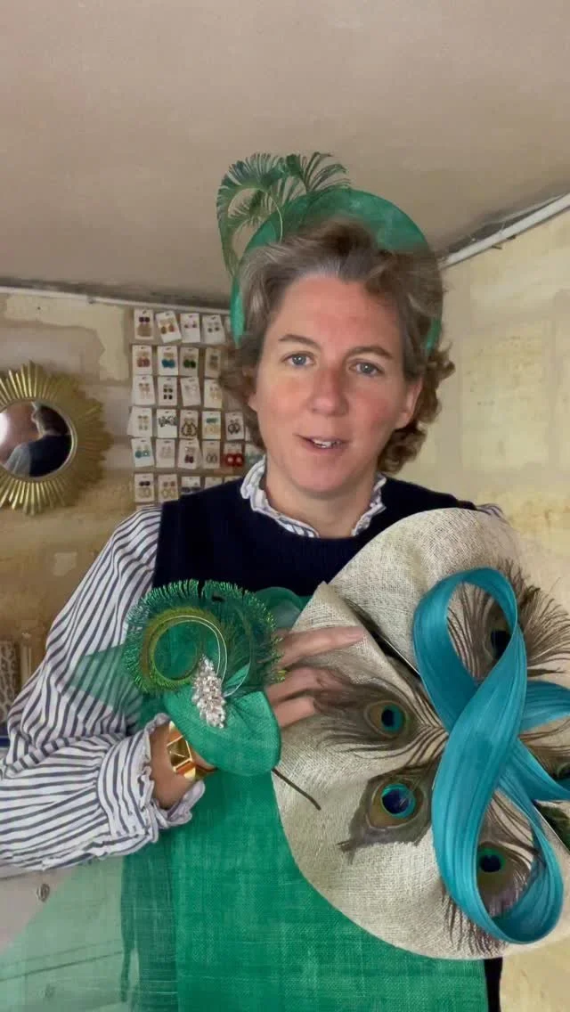 Des chapeaux de mariage et des plumes de paon, vous validez?
#chapeau #chapeauxcyrianedetrogoff #capeline #tiare #paon #vertemeraude