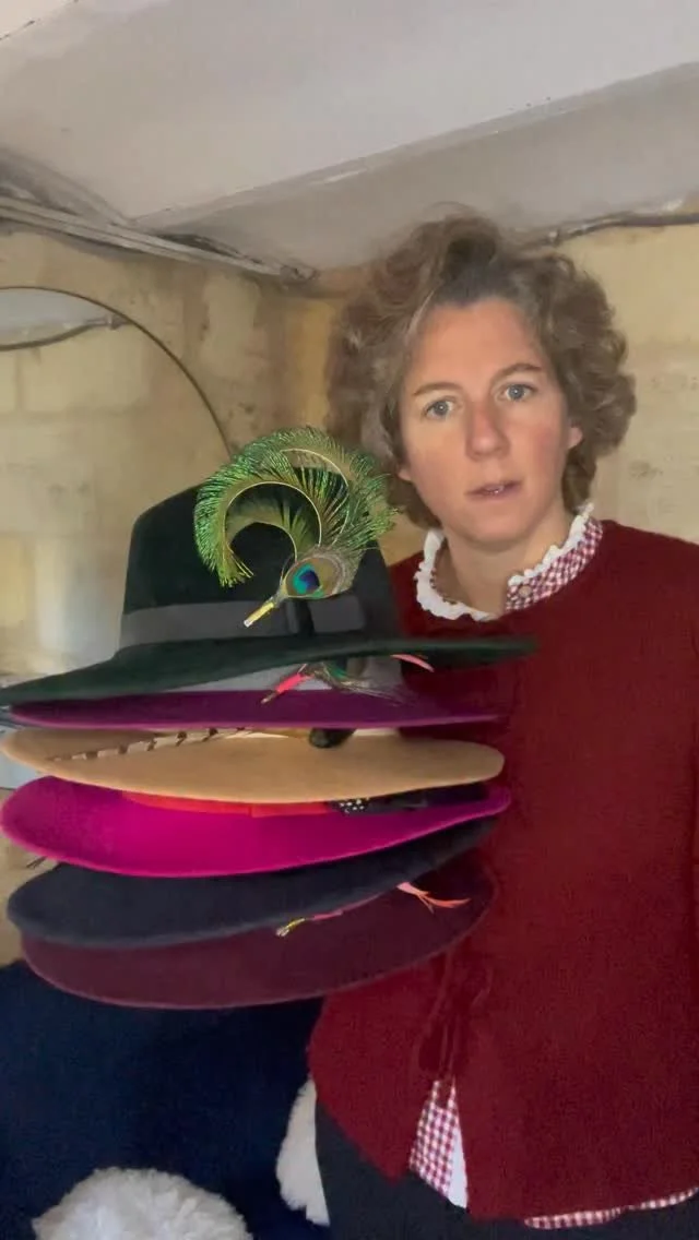 Prochaine livraison @lebonmarcherivegauche chez le coiffeur @lecoiffeursebastienbesnier ! Une série de chapeaux d’hiver en feutre avec des minoches amovibles.
#chapeauxdhiver #minoche #plumes #feutre #fedora #chapeauxcyrianedetrogoff