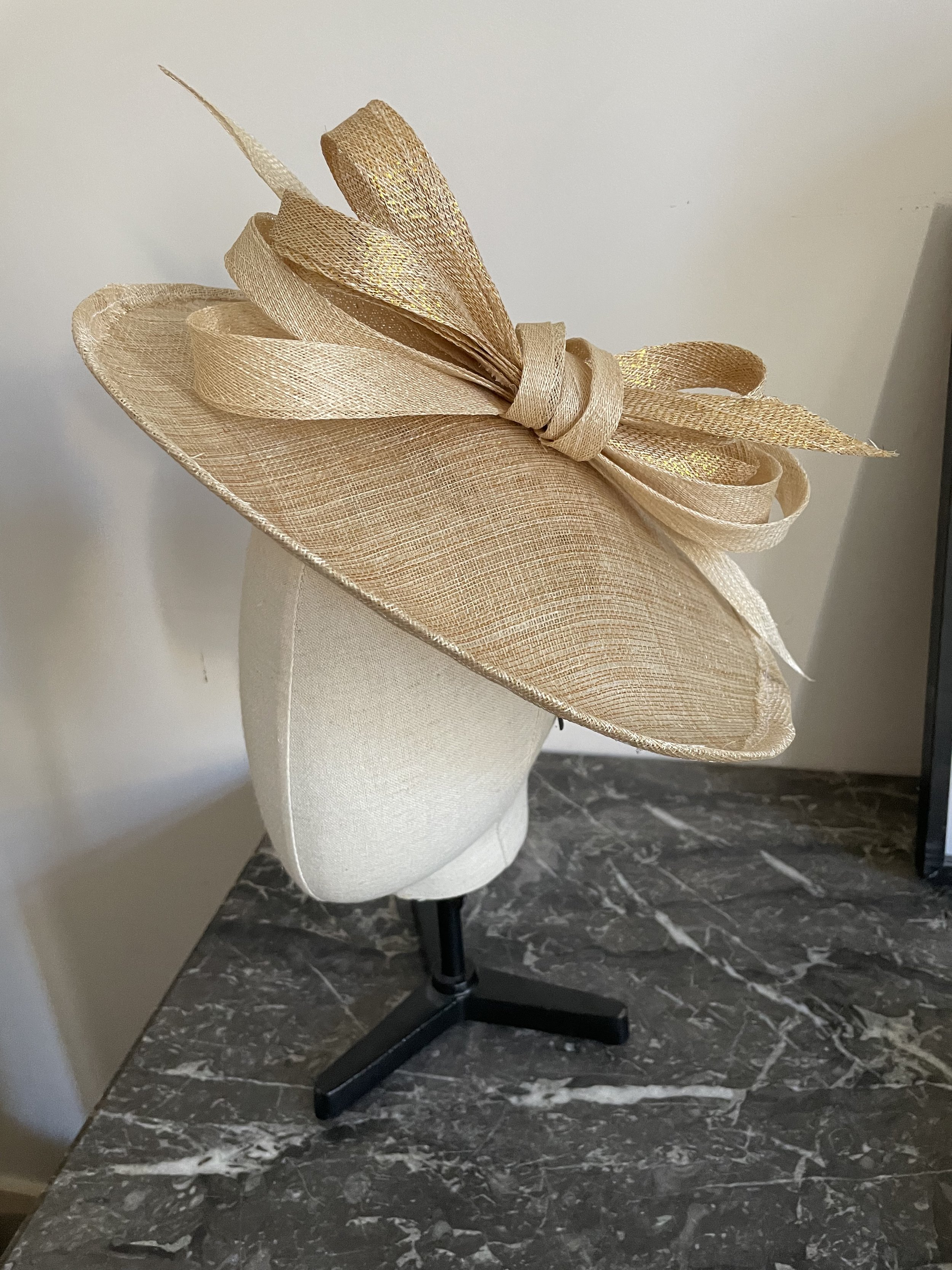 Capeline Clara en sisal lurex doré
