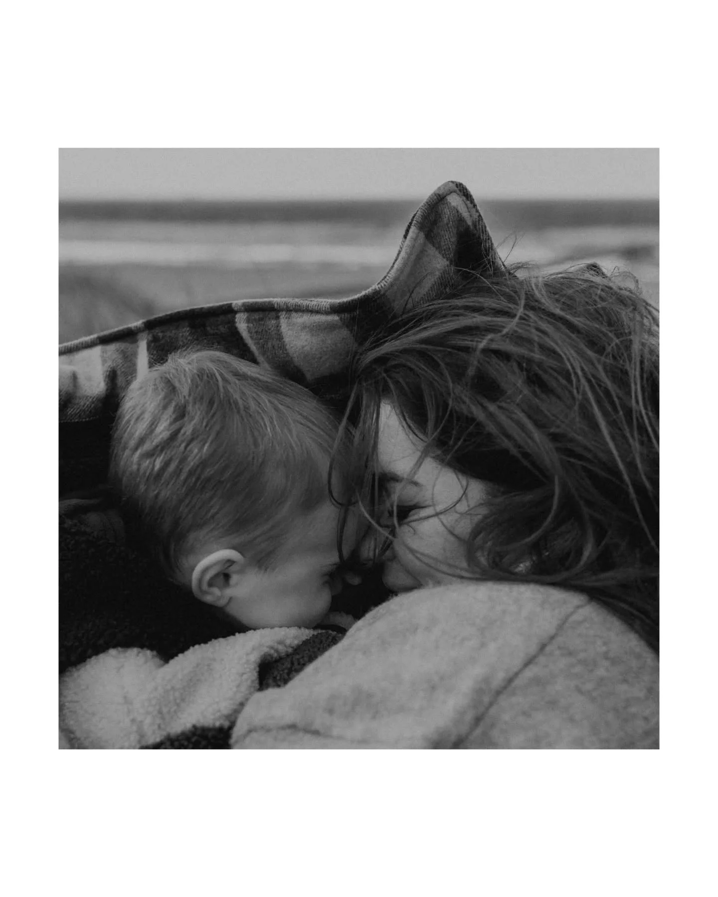 Voguer 

Ce reportage c&rsquo;est le parfait reflet de mes &eacute;motions aujourd'hui et de ce qui m&rsquo;anime. 

Le vent, ce froid qui transperce, les cheveux partout &agrave; la fois, le sable sur la peau et dans les cheveux. 
S&rsquo;abandonner