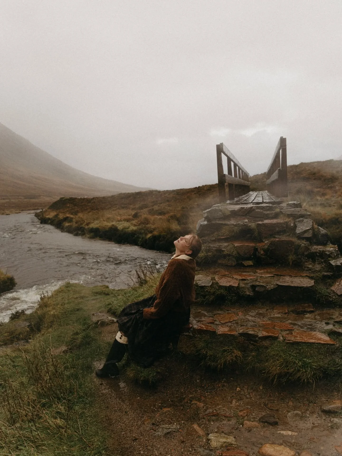 Lucie 

Que Lucie me rejoigne en &Eacute;cosse&hellip; c&rsquo;&eacute;tait juste FOU.

J&rsquo;immortalise Lucie depuis facilement dix ans. On a grandi en parall&egrave;le, et parfois ensemble, au fil de nos rencontres. Je suis profond&eacute;ment t