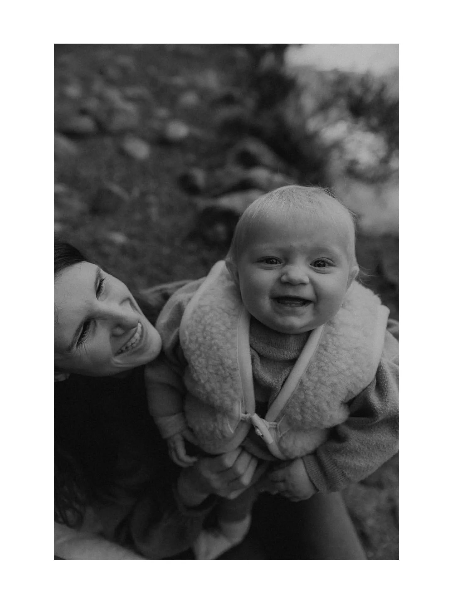 Voguer

Je fonds d&rsquo;amouuur. J&rsquo;en ai eu des crampes aux joues &agrave; sourire devant les photos pendant le post-traitement. Humf. 

Eux encore et surtout l&agrave;-bas avec moi, c&rsquo;&eacute;tait merveilleux 🥹

Tellement merci !