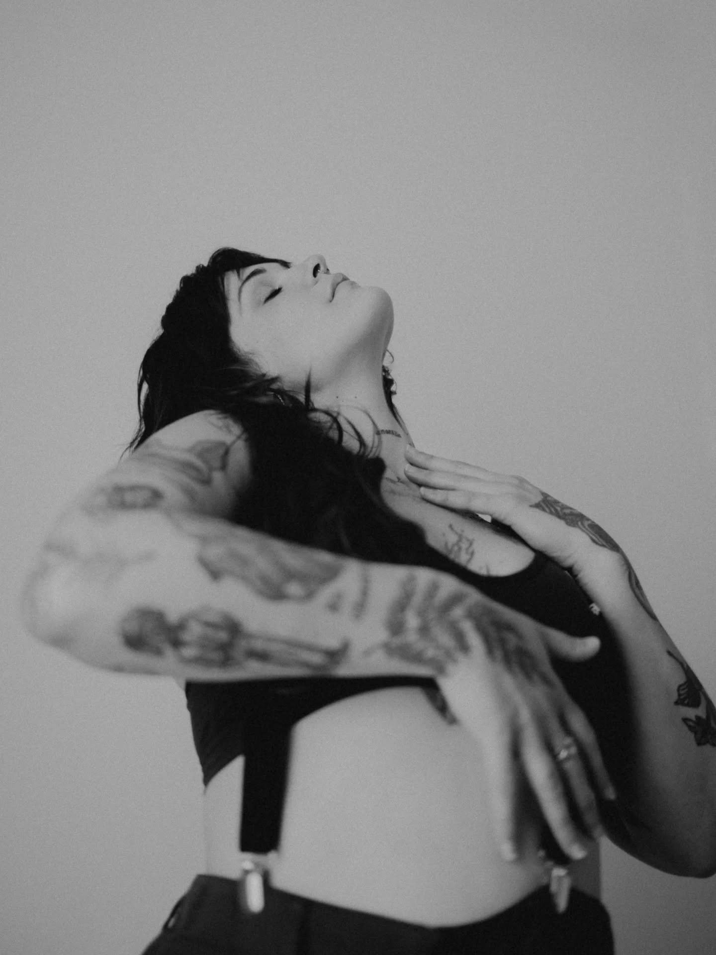 🔥🔥
La fin de l&rsquo;ann&eacute;e se fait sentir&hellip; et j&rsquo;avais envie de la terminer sur notre rencontre @lovelikethisphotography_

Ce n&rsquo;est toujours pas l&rsquo;exercice le plus facile. Se laisser regarder. Se laisser immortaliser.