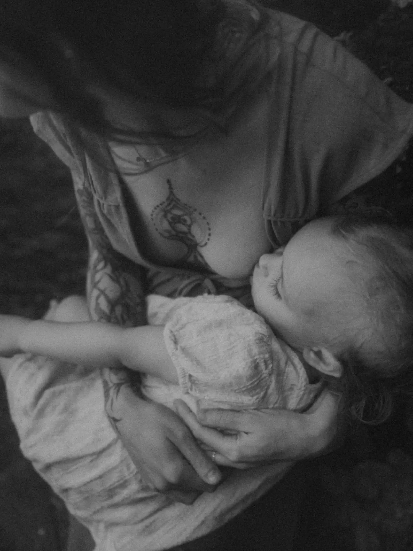Et si, pour une fois, tu te voyais vraiment ?
Pas comme tu penses devoir &ecirc;tre.
Pas la version parfaite qu&rsquo;on essaie parfois de montrer. Mais juste toi.&nbsp;
Avec tes &eacute;motions, tes petites imperfections, tes fous rires, tes moments