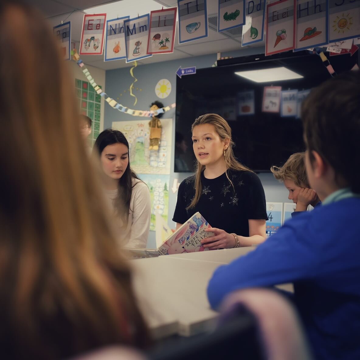 🙋&zwj;♀️ Besuch aus der Mittelstufe: Sch&uuml;lerinnen unseres Leseprojekts haben heute in der Grundschule vorgelesen und direkt auch den Unterricht &uuml;bernommen! 📚📖🫶 I dag fikk vi p&aring; barneskolen bes&oslash;k av elever fra ungdomsskolen 