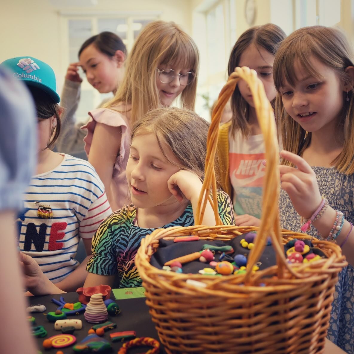 Zum Elternbesuchstag der AKS/SAKS gab es heute wieder viel auszuprobieren, zu entdecken und wahre Meisterwerke zu ersteigern. Vielen Dank an das gesamte Team und alle Kinder! 🥏🙏😄 P&aring; foreldrenes bes&oslash;ksdag p&aring; AKS/SAKS var det igje