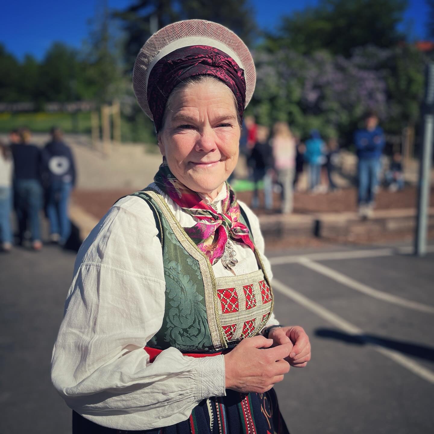 🎉 An ihrem 60. Geburtstag steht unsere gesch&auml;tzte  Kollegin Dagny als Pausenaufsicht mit wachem Blick auf dem Schulhof &ndash; engagiert wie eh und je. 💪✨ Sp&auml;ter am Tag wird sie im Rahmen der Gedenkfeier zum 200. Jahrestag der Abreise des
