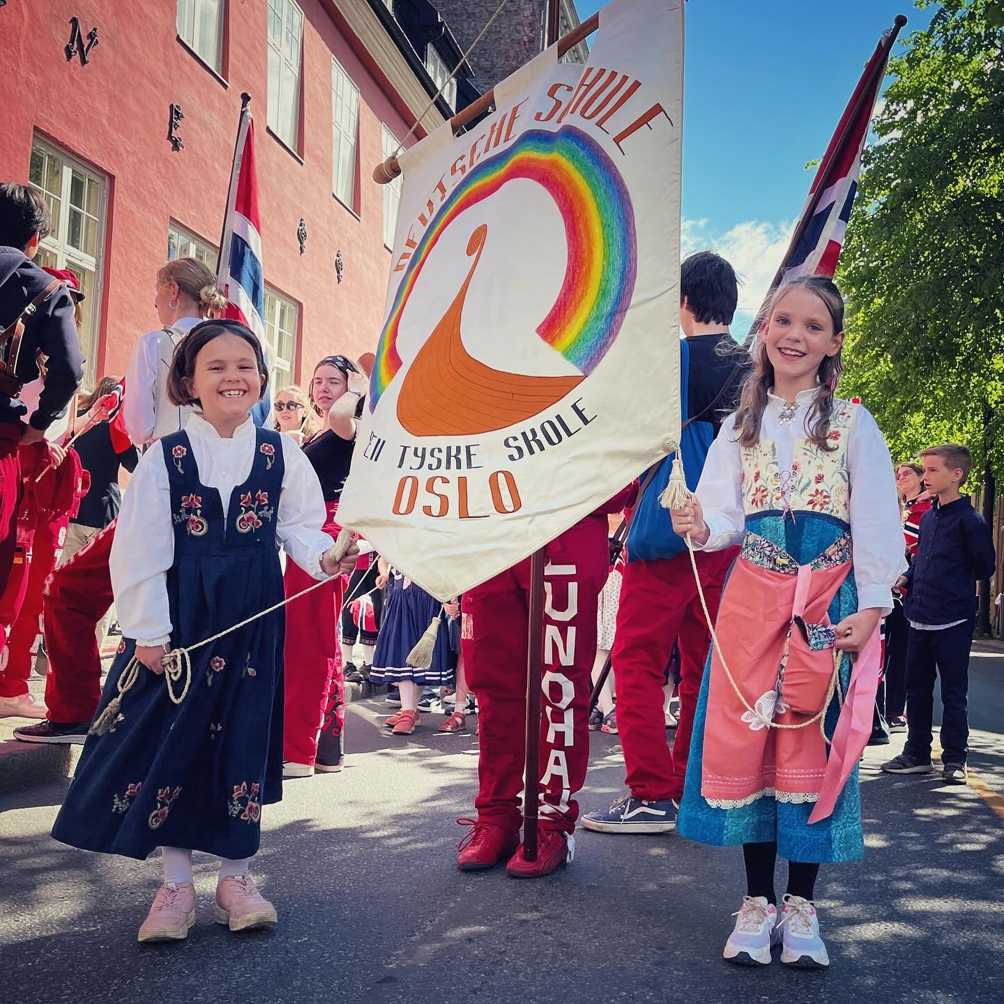 🇳🇴 Gratulerer med dagen!! &hearts;️🤍💙#17mai #nasjonaldagen #grunnlovsdagen #norge #norwegen #barnetog #denoso #oslo #oslove #osloskolen #nationalfereitag