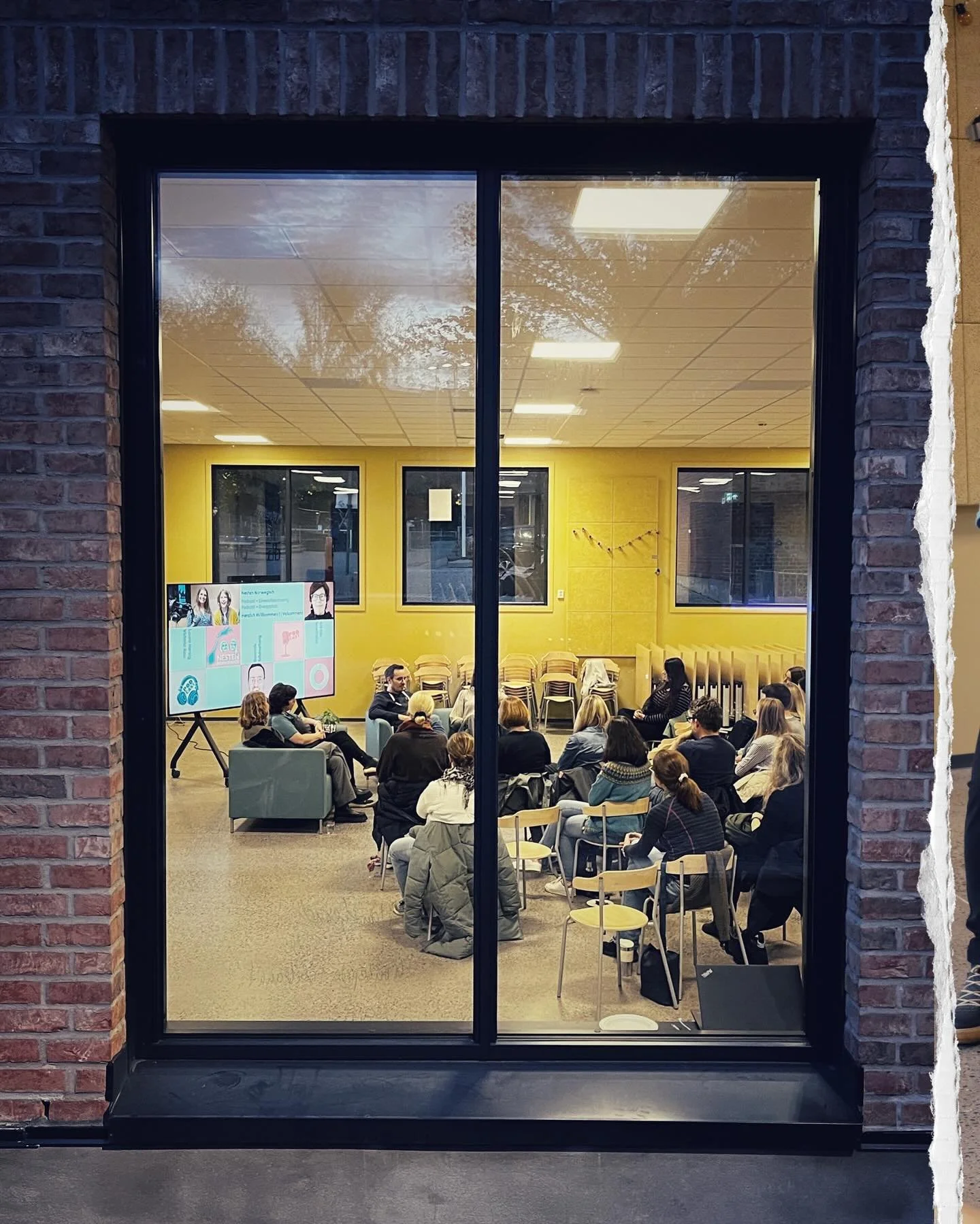 🎙️Letzte Woche live vor Publikum in unserer Aula &ndash; jetzt auch am Fr&uuml;hst&uuml;ckstisch, auf dem Weg zur Arbeit oder beim Joggen: Die Schul-Folge von @nestennorwegisch ist online! 🇳🇴 Reinh&ouml;ren lohnt sich! 
🎙️Fra aulaen til &oslash;r