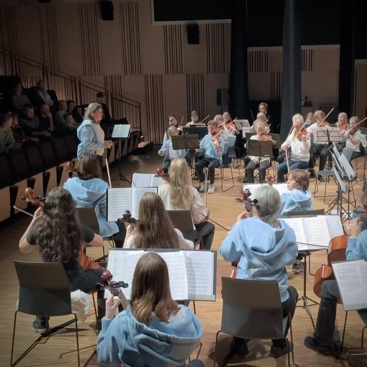 Gestern Abend erstrahlte unser Schulorchester @myrenssymfonikere gemeinsam mit dem Sagene Strykeorkester auf der gro&szlig;en B&uuml;hne &ndash; Music for the Royal Fireworks! 🎶✨Eine fantastische Kooperation voller Magie! 🔥👑🎻
I g&aring;r kveld st