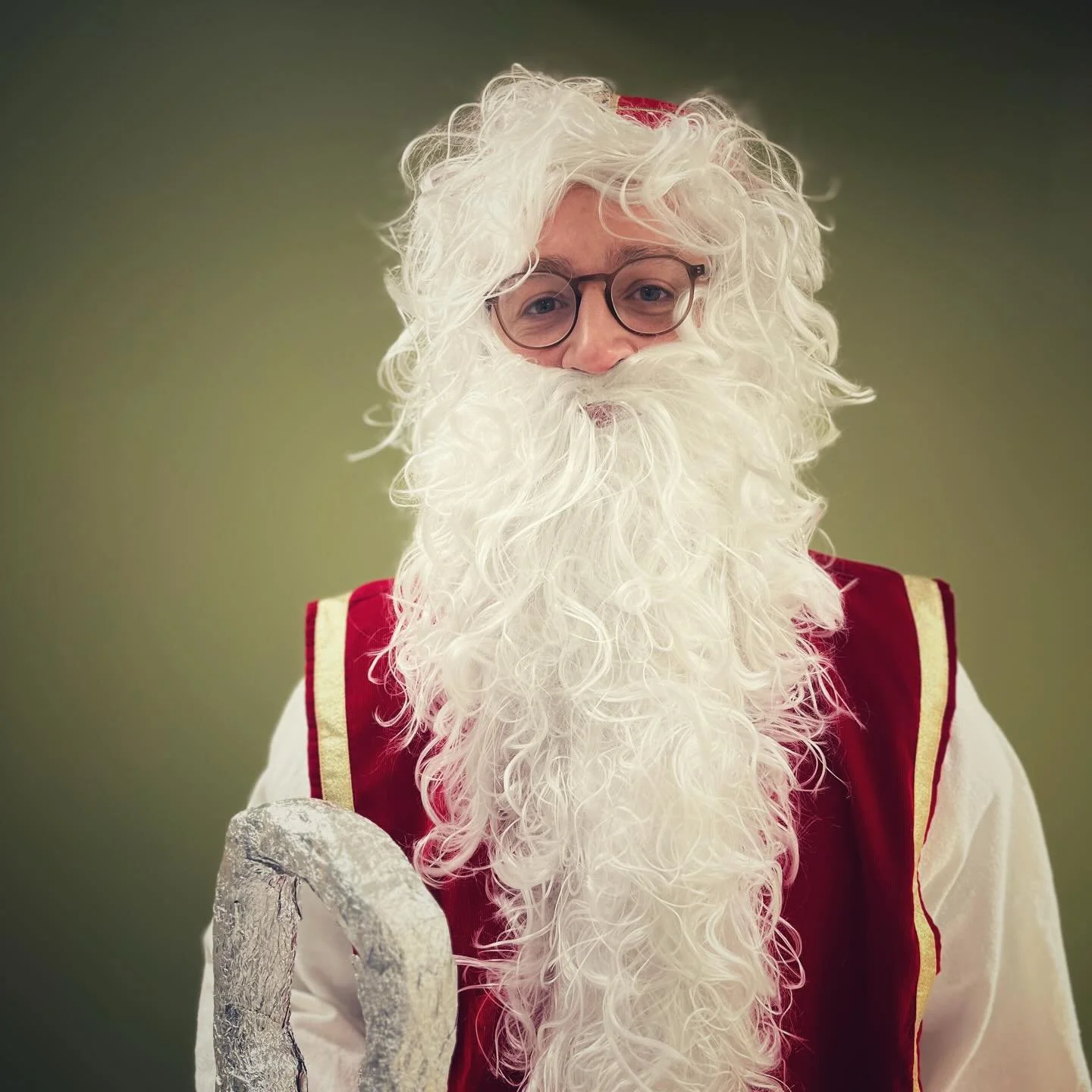 Ob es dem Nikolaus gelegen kam, schon heute bei uns an der Schule vorbeizuschauen? 🎅✨
Wir konnten ihn leider nicht mehr fragen &ndash; er musste schnell weiter. Schlie&szlig;lich hat er in den n&auml;chsten Stunden noch einiges vor sich! - Sch&ouml;