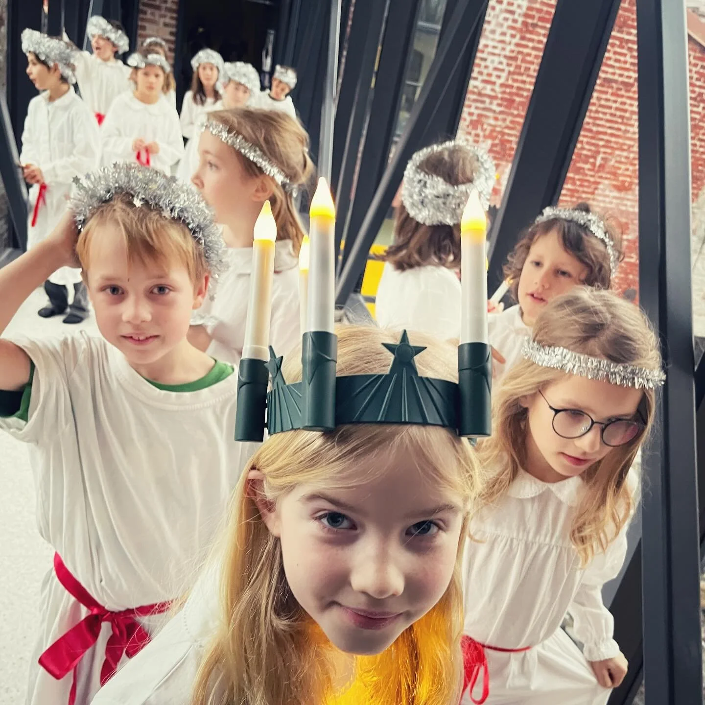 ✨ Heute zogen unsere Viertkl&auml;ssler:innen beim St.-Lucia-Umzug durch alle Klassen. 🎶🕯️ So ein stimmungsvoller Umzug &ndash; und diese leckeren Lussekatter! 🧡 Ein riesiges Dankesch&ouml;n an alle flei&szlig;igen B&auml;cker:innen. 🧑&zwj;🎄🎄💫