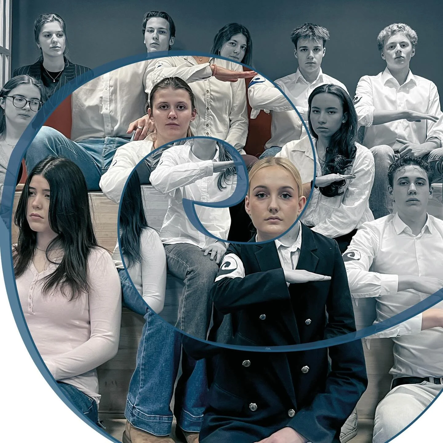 Was f&uuml;r ein Abend! 🎭✨ Der 12er-Kurs Darstellendes Spiel hat mit &bdquo;Die Welle&ldquo; zwei eindrucksvolle, bewegende und rundum &uuml;berzeugende Vorstellungen auf die B&uuml;hne gebracht. Die Begeisterung im Publikum war deutlich sp&uuml;rba