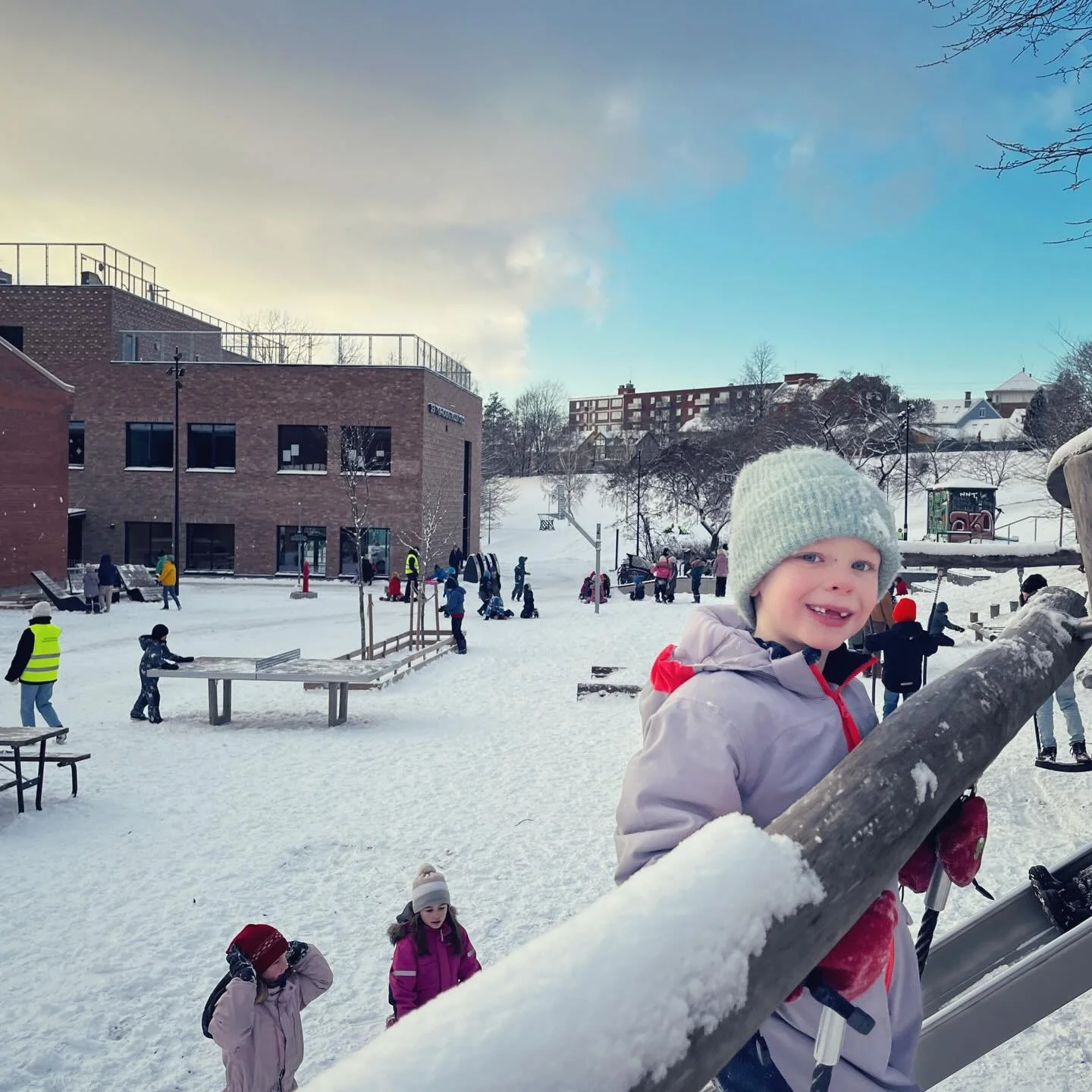 ❄️🏫 Es ist schon praktisch, wenn die Schule mitten im Park liegt und der Rodelhang direkt am Schulhof! 😎☃️🛷N&aring;r skolen ligger midt i parken&hellip; og akebakken starter rett utenfor skoleg&aring;rden 😏❄️🎿 #Vinterglede #Aking #denoso
#rodel 
