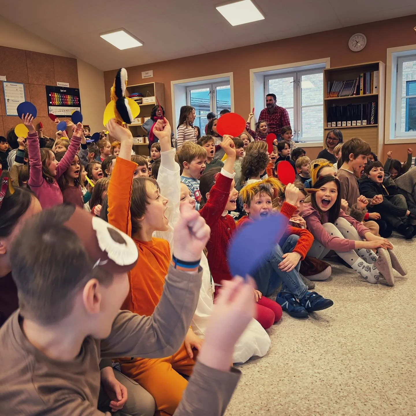 Musik, Theater und Quiz &ndash; das Morgenm&oslash;te der Grundschule hatte heute f&uuml;r alle etwas dabei. 🎶🎭❓En fargerik start p&aring; dagen! P&aring; dagens morgenm&oslash;te p&aring; barneskolen fikk vi oppleve b&aring;de musikk, teater og qu