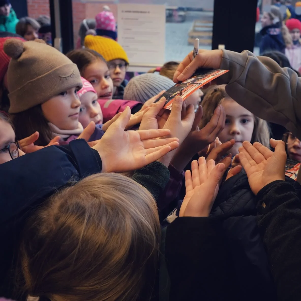 Wieder einmal hatten wir spannenden Besuch an unserer Schule! 🤩 Kurz vor dem Start der morgigen Biathlon-Wettk&auml;mpfe durften wir heute Simon Kaiser, Leonard Pfund, Jens Filbrich und Felix Bitterling vom deutschen M&auml;nner-Biathlonteam bei uns