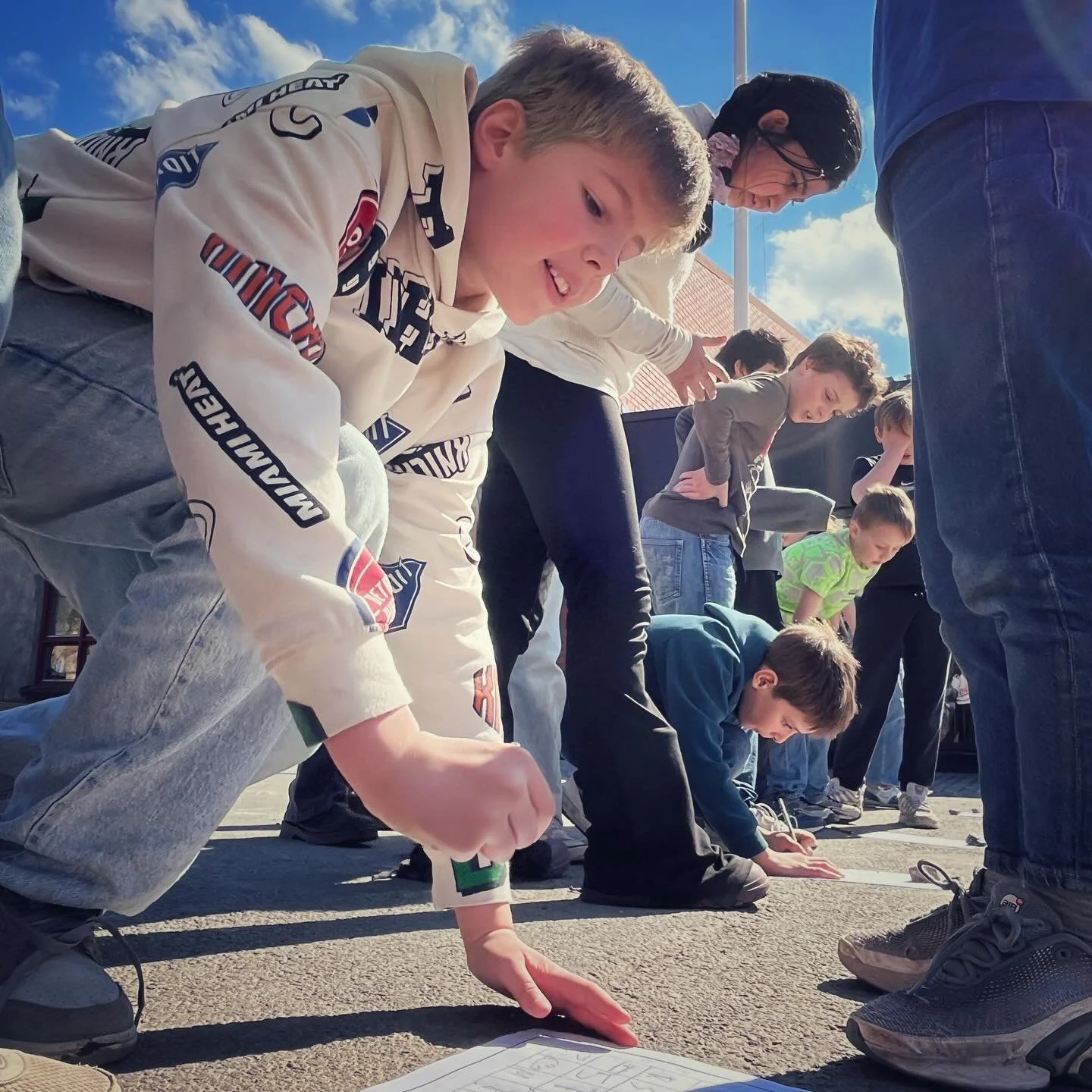 Die Sonne scheint, der Fr&uuml;hling ist da und alle zieht es nach drau&szlig;en. ☀️ Warum also nicht auch den Matheunterricht ins Freie verlegen? Unsere Viertkl&auml;ssler haben zuerst ihre Aufgaben drau&szlig;en gel&ouml;st und wurden dann mit eine