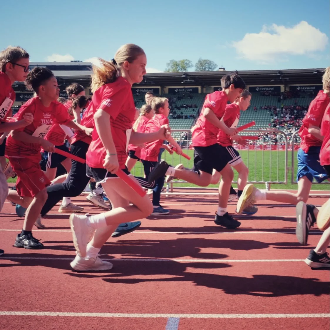 🏟️ Staffelstab, Sprintduelle und jede Menge Teamgeist: Die DENOSO war gestern wieder bei den Tine-stafetten im Bislettstadion am Start! 🔥 Unsere Sch&uuml;ler:innen der Klassen 6&ndash;9 liefen gemeinsam mit vielen anderen Schulen um die Wette und s