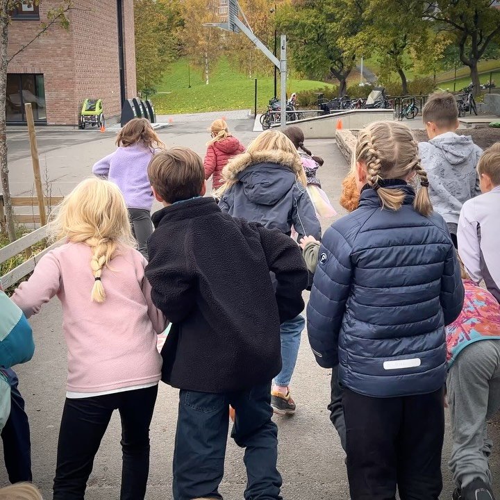 🏃&zwj;♀️❤️ Laufen f&uuml;r den guten Zweck! Die Klassen 3a und 3b liefen in nur 30 Minuten weit &uuml;ber 400 Runden auf dem Schulhof! F&uuml;r jede Runde spenden die Eltern an NRC Flyktninghjelpen. 🌍👏 Eine gro&szlig;artige Aktion! ❤️

🏃&zwj;♀️❤️