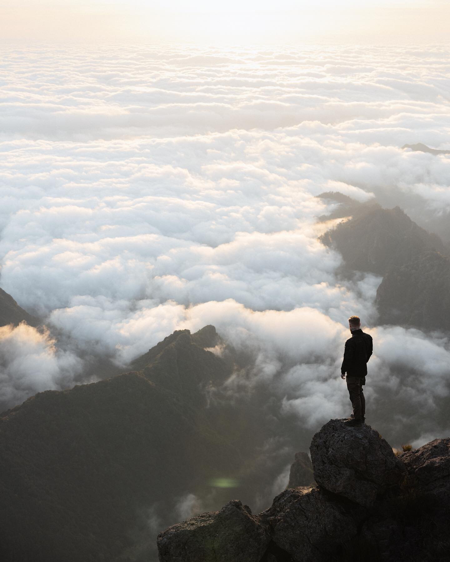 Standing on the top of Madeira as first light hits the peaks looking up over the inversion under us. This is what they call &ldquo;one for the books&rdquo; 👌🏻 @visitmadeira #visitmadeira #madeiranowordsneeded #madeirabeelongstoall