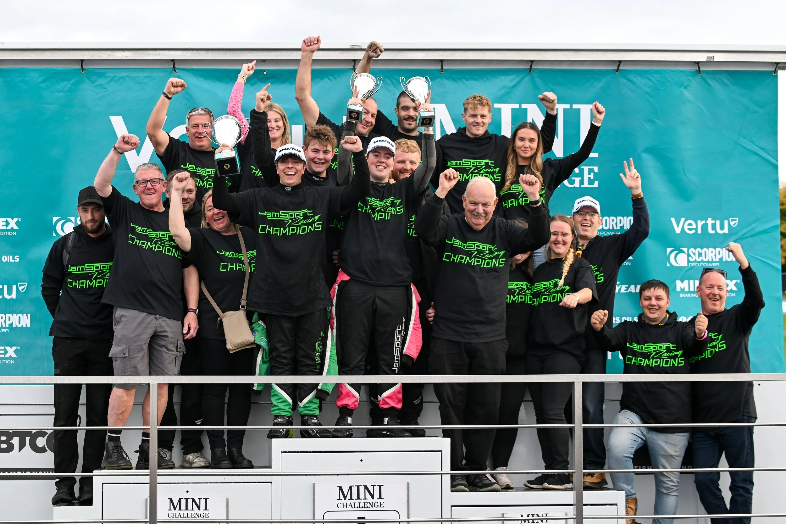 MINI CHALLENGE - Brands Hatch | Season Finale