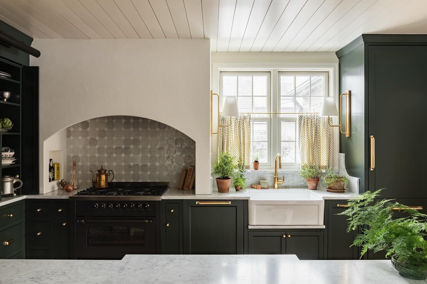 Man, I love a small but mighty kitchen. 💪🏼 

Photography @taylorhallobrien 
Styling @lizgrdnr 
Build by @jnbuilt 
Design by @oho_interiors 
Project #ohosunnyslopereno