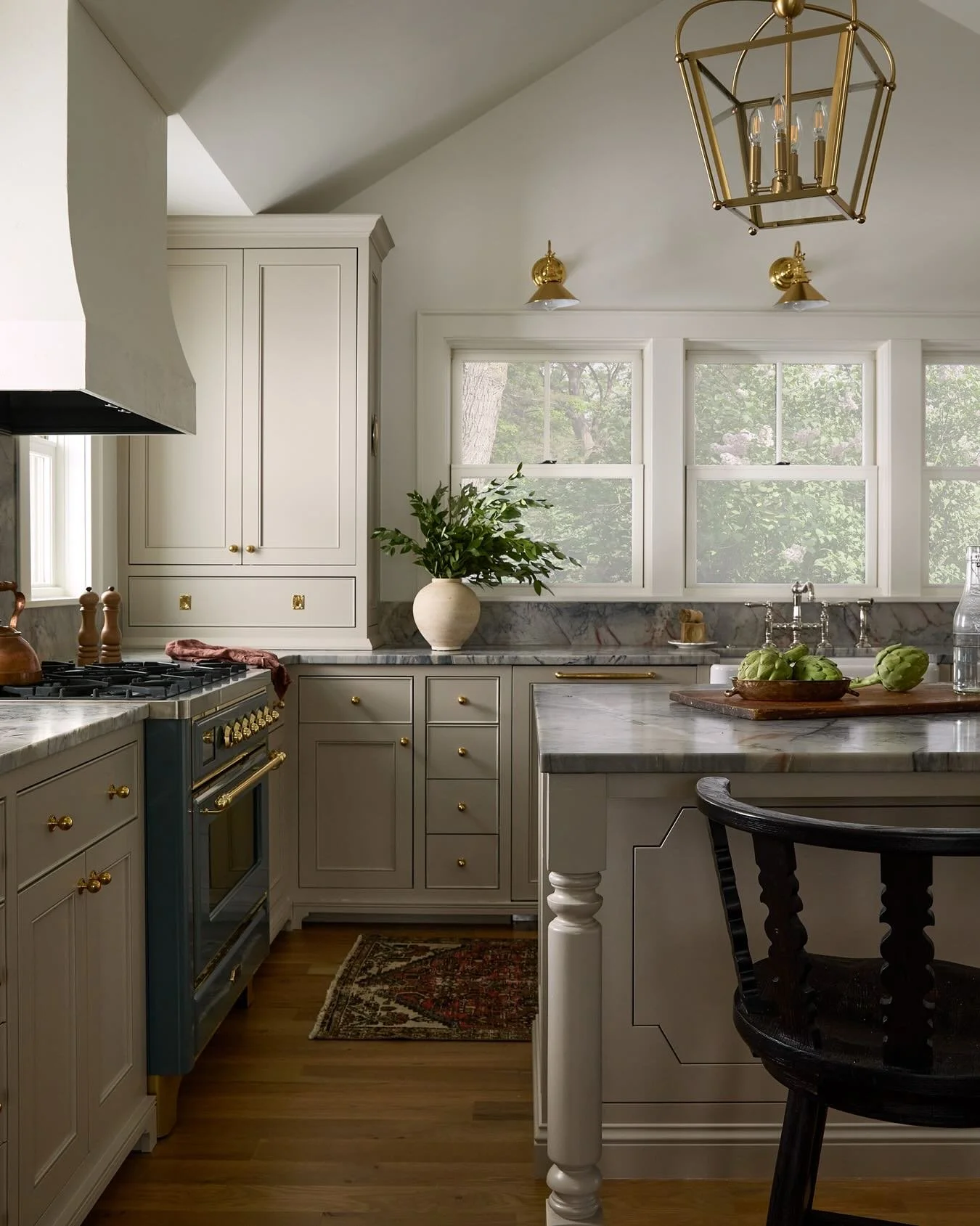 Everyone&rsquo;s (current) favorite kitchen..! Tell us what you love most about this #OhoMoodyScandi space &darr;. We&rsquo;ll go first: the way the color of the quartzite backsplash and range are more complementary than we ever could have dreamed.

