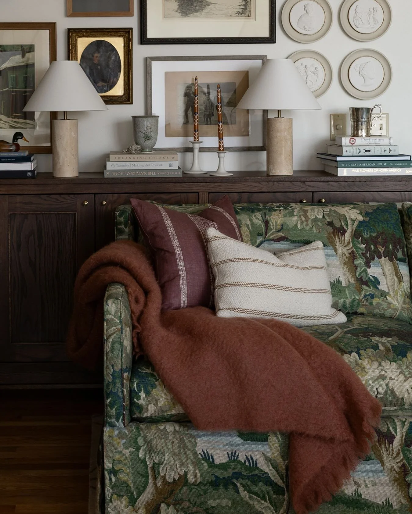 Just popping in to say there&rsquo;s nothing better than that seasonal change from sweltering days to that crisp, autumnal air. And to share this living room that always reminds me of the season&mdash;it&rsquo;s equal parts cozy and bright.&nbsp;

Ph