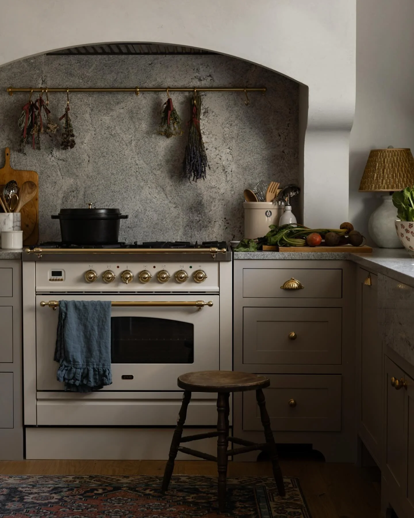 Some of my favorite questions you&rsquo;ve all been asking in my stories AMAs are around how to take builder grade renovations to the next level. And I thought this one deserved its own feed moment. If you&rsquo;re renovating your kitchen, make your 