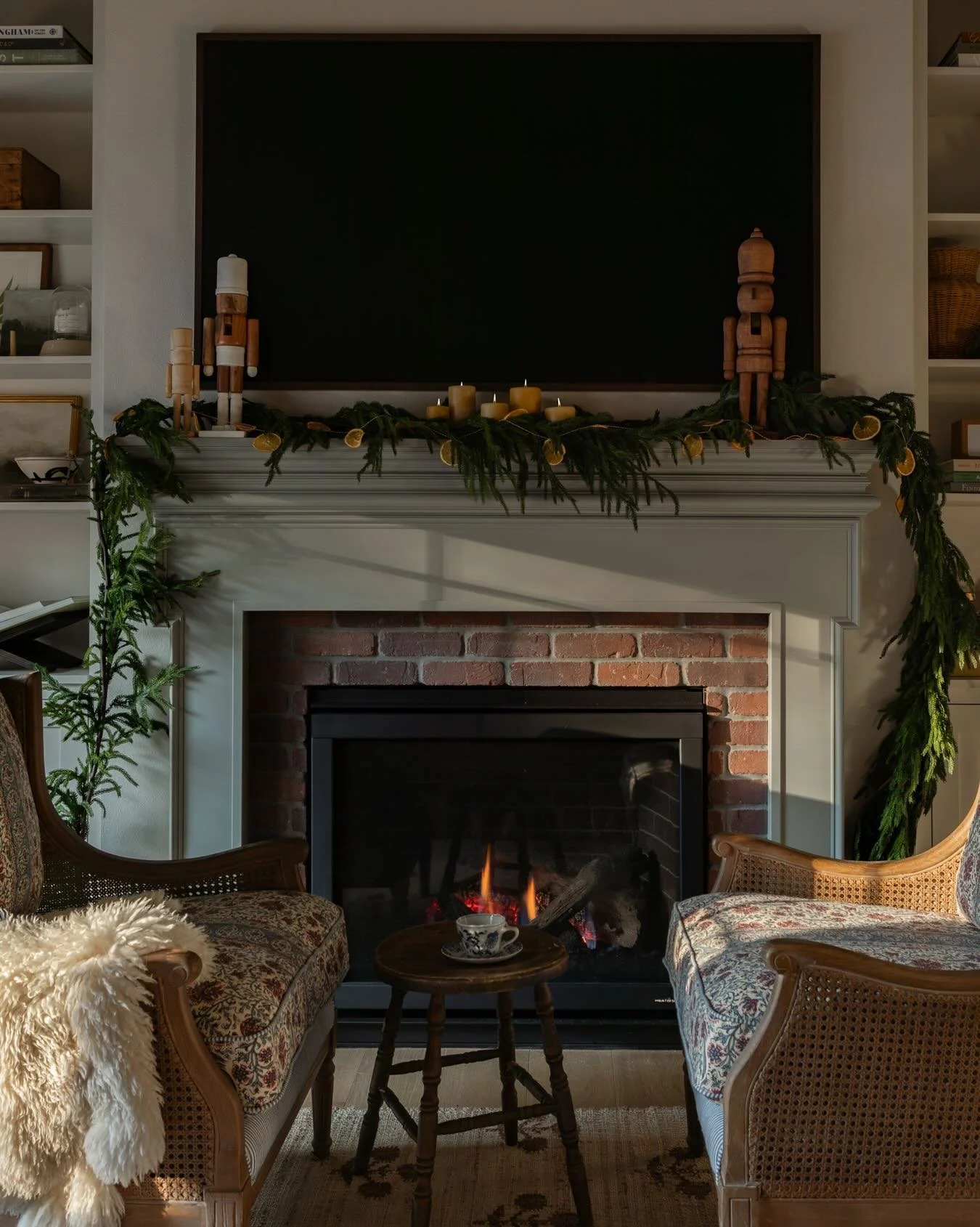 Now that yesterday&rsquo;s home tour is out&hellip; here&rsquo;s the #OhoCarriageHouse decorated for Christmas, which really is the most wonderful time of the year. Can you tell I&rsquo;ve never met a garland I didn&rsquo;t like?

Photography by @jud