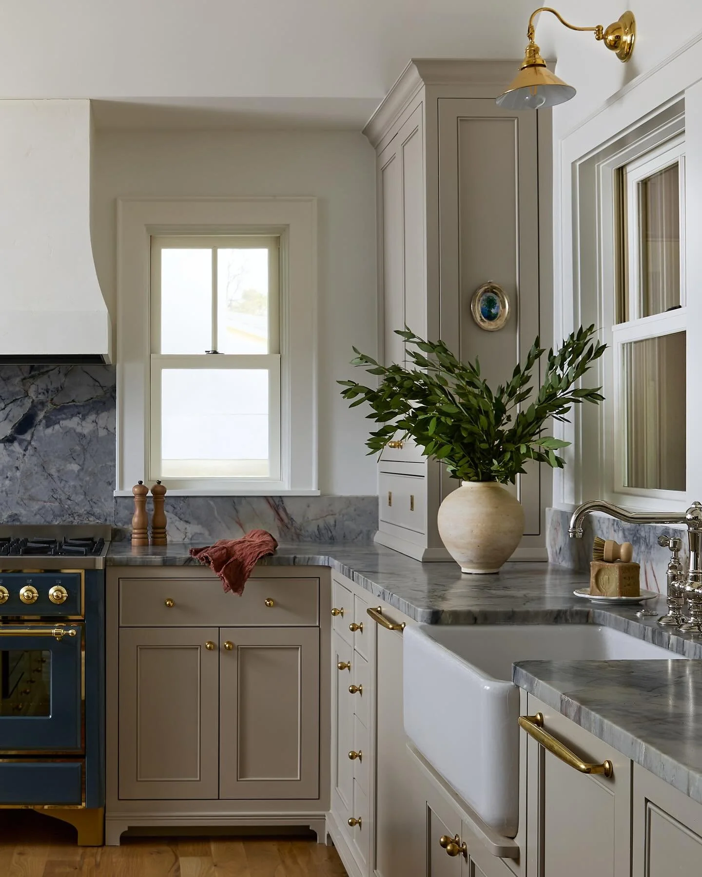 Today we&rsquo;re talking about a topic I am personally very passionate about&hellip; can you guess what it is before tapping more?

Fireclay sinks.

We use fireclay sinks 95% of the time in the kitchens we design&mdash;to say we are big fans would b